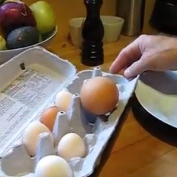 Znalazł ogromne jajo, gdy je rozbił w środku znalazł...