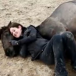 Kobieta położyła się obok konia, to co stało sie potem jest wyjątkowe