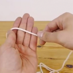 Niezwykle prosty sposób żeby przeciąć sznurek bez użycia noża. Świetne!