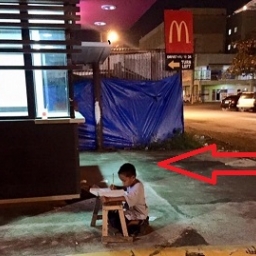 Dziewięciolatek pisał coś przed McDonaldsem... To zdjęcie zmieniło jego życie! N