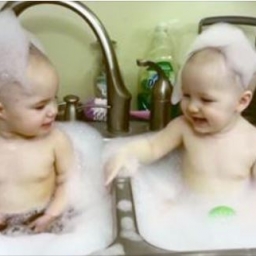 Najzabawniejsza reakcja dziecka na kąpiel, jaką kiedykolwiek widziałam! Jego śmi
