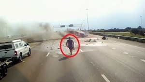 Kierowca ciężarówki pobiegł z gaśnicą do płonącego samochodu. Zobacz prawdziwego