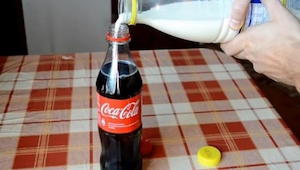 Wlał mleko do Coca-Coli. Możesz się zdziwić widząc rezultat