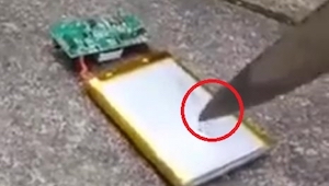 Co się stanie, gdy spróbujesz dźgnąć baterię od telefonu nożem? Szok!
