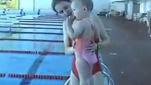 Instruktorka pływania popchnęła roczną dziewczynkę do basenu.. Nie uwierzysz, co