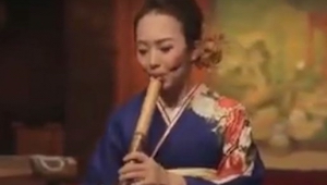 Wygląda, jakby miała grać tradyjną japońską pieśń, wtedy usłyszałam coś fantasty