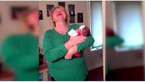 Reakcja tej babci na widok adoptowanej wnuczki jest bezcenna! 
