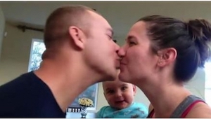 Mąż pocałował żonę, a wtedy ich synek zrobił TO! Świetna reakcja!