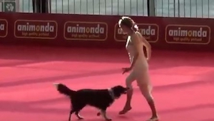 Wyszła na scenę ze swoim psem, nikt nie spodziewał się TAKIEGO występu!