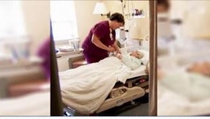 Umierająca pacjentka prosi swoją pielęgniarkę o ostatnią przysługę. Jej reakcja 