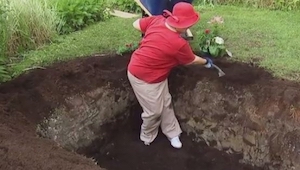 Starsza pani zaczęła kopać dziurę w ogródku, jednak gdy przyjrzysz się bliżej zo