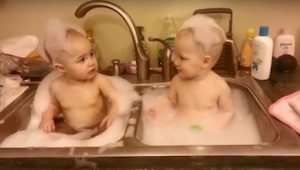 Mama bliźniąt postanowiła urządzić im kąpiel w zlewie... Ich reakcja? Bezcenna!