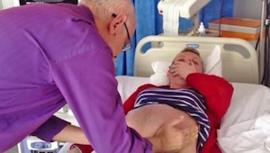 To nagranie pokazuje lekarza, który w kilka minut uratował kobietę i jej dziecko