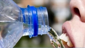 5 powodów, dla których nigdy więcej nie powinniśmy pić wody prosto z butelki! Ja
