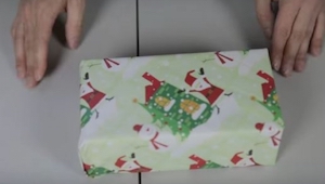 Japończyk w kilkanaście sekund pakuje prezent. Jak to jest możliwe? Pokazujemy W