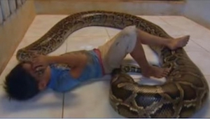 Ten chłopczyk co noc śpi ze swoim wężem. Zobacz jak wyglądają po 11 latach przyj