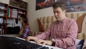 Młody chłopak zaczął grać na keyboardzie, ale gdy ta dziewczyna zaczęła śpiewać?