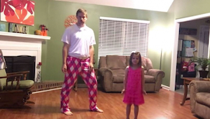 Tata i jego urocza córeczka postanowili nagrać jak razem tańczą. To jest hit!