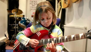 7 latka zaczyna grać na gitarze, to co robi po chwili sprawia, że nie możemy ode