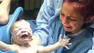 12 latka przyjęła poród. Kilka godzin później trzymała w ramionach nowonarodzone