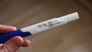 Dla żartów wykonał test ciążowy, który znalazł w łazience swojej dziewczyny. To 