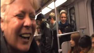 Kobieta zaczęła się śmiać w wagonie metra. Nie uwierzysz jak zareagowali inni pa