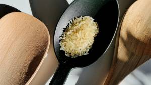 Dlaczego ryż z restauracji smakuje o niebo lepiej niż ten zrobiony w domu? Znamy