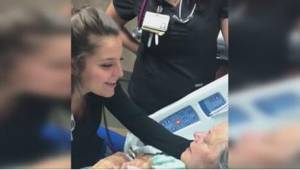 Pielęgniarka zaczęła śpiewać dla umierającej pacjentki. Nikt nie powstrzyma łez 