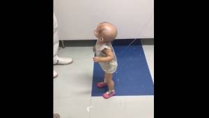 Malutka dziewczynka chora na białaczkę patrzy na lekarza, to co on robi dla niej