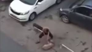 Mężczyzna torturuje psa na ulicy, by sprawić, że miłośnicy zwierząt odkupią od n