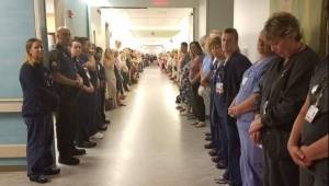 Pracownicy szpitala składają hołd ojcu, którego organy uratowały życie 50 osób. 
