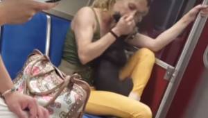 Pasażer interweniuje, gdy upośledzona psychicznie kobieta źle traktuje psa w met