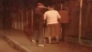 Młody chłopak napada na starszą kobietę na ulicy, chwilę później dostał nauczkę 