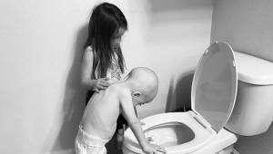 Matka udostępniła poruszające zdjęcie córki, które pociesza chorego na białaczkę