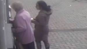 81-letnia kobieta została zaatakowana podczas wybierania pieniędzy z bankomatu. 