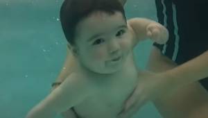 Dzieci pierwszy raz pływają w basenie. Zapiera dech w piersiach